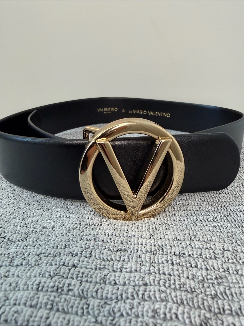 Valentino by Mario Valentino Black Leather Guisy V logo belt. Size 36.5 inches